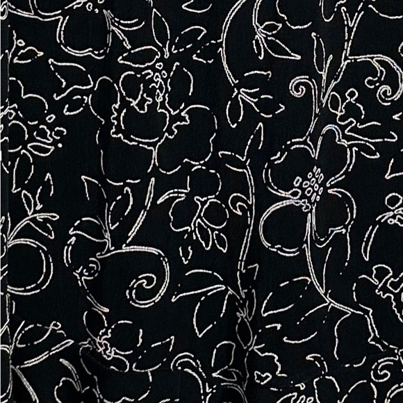 Chico's Traveler's skirt, size 2, b/w floral design, stretchy, flowy - Picture 3 of 7